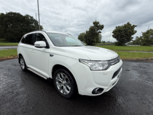 2015 Mitsubishi Outlander 2.0 H 12kwh Gx5h in White — image 1
