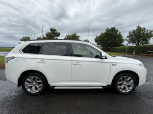 2015 Mitsubishi Outlander 2.0 H 12kwh Gx5h in White — image 2