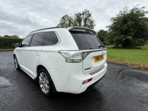 2015 Mitsubishi Outlander 2.0 H 12kwh Gx5h in White — image 4