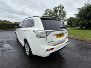 2015 Mitsubishi Outlander 2.0 H 12kwh Gx5h in White — image 5