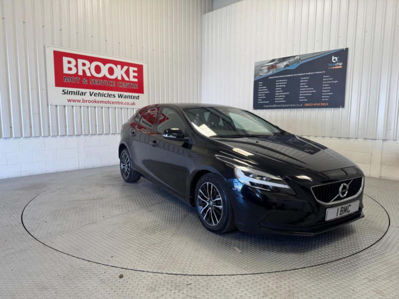 2017 Volvo V40 1.5 T2 Momentum Nav Plus Auto Euro 6 (s/s) 5dr in Black — image 1