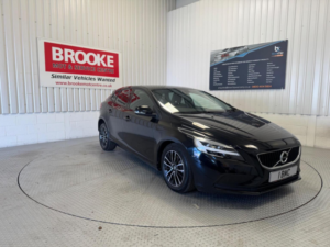 2017 Volvo V40 1.5 T2 Momentum Nav Plus Auto Euro 6 (s/s) 5dr in Black — image 1