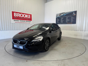 2017 Volvo V40 1.5 T2 Momentum Nav Plus Auto Euro 6 (s/s) 5dr in Black — image 3