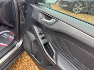 2018 Ford Focus 1.0t Ecoboost Titanium Euro 6 (s/s) 5dr in Grey — image 3