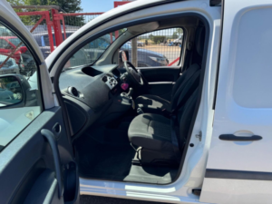 2011 Renault Kangoo Maxi 1.5 Ll21 Dci Crew Van Cab Fwd L3 H1 4dr in White — image 6