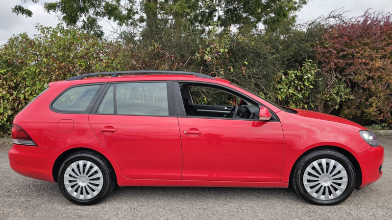 2012 Volkswagen Golf 1.6 Tdi S in Red — image 1