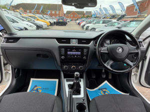 2013 Skoda Octavia 1.6 Tdi Se Euro 5 (s/s) 5dr in White — image 2