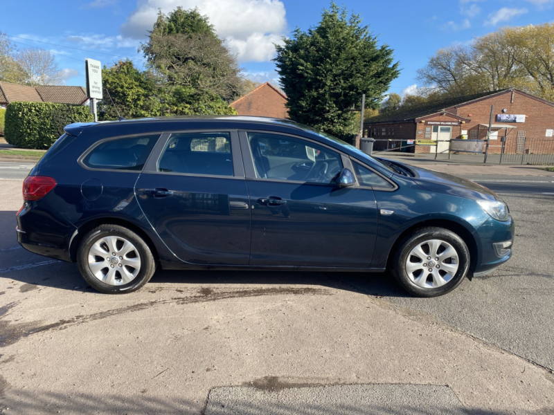 2015 Vauxhall Astra 1.6 Design Cdti Ecoflex Ss Tourer Estate**£20 Road Tax** in Green — image 1