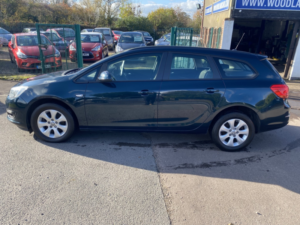 2015 Vauxhall Astra 1.6 Design Cdti Ecoflex Ss Tourer Estate**£20 Road Tax** in Green — image 5