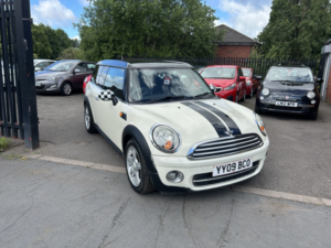 2009 MINI Clubman 1.6 Cooper D Clubman in White — image 3