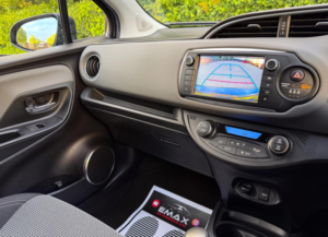 2016 Toyota Yaris 1.5 Vvt-H Icon E-CVT Euro 6 5dr in Grey — image 5