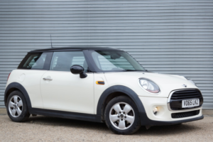 2015 MINI Hatch 1.5 Cooper 3-Door Hatch in White — image 2