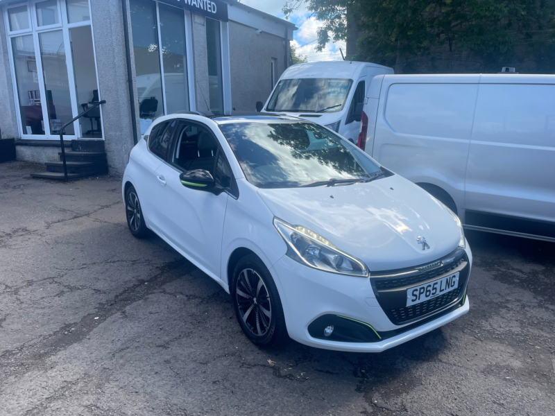 2015 Peugeot 208 1.2 Puretech Allure Hatchback 3dr Petrol Manual Euro 6 (82 Ps) in White — image 1