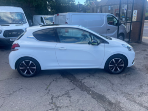 2015 Peugeot 208 1.2 Puretech Allure Hatchback 3dr Petrol Manual Euro 6 (82 Ps) in White — image 3
