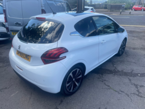 2015 Peugeot 208 1.2 Puretech Allure Hatchback 3dr Petrol Manual Euro 6 (82 Ps) in White — image 4