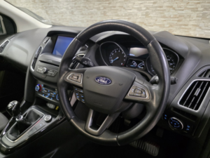 2017 Ford Focus 1.0t Ecoboost Titanium Hatchback 5dr Petrol Manual Euro 6 (s/s) (125 Ps) in Multicolour — image 5