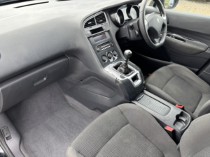 2014 Peugeot 5008 1.6 Hdi Active in Black — image 2