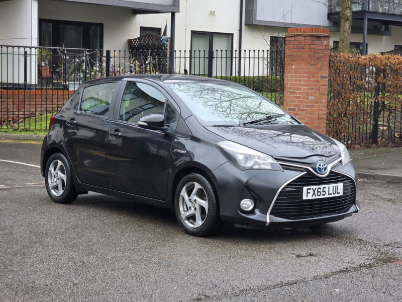 2015 Toyota Yaris 1.5 Vvt-H Icon Hatchback 5dr Petrol Hybrid E-CVT Euro 6 (101 Ps) in Black — image 1