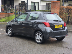 2015 Toyota Yaris 1.5 Vvt-H Icon Hatchback 5dr Petrol Hybrid E-CVT Euro 6 (101 Ps) in Black — image 4