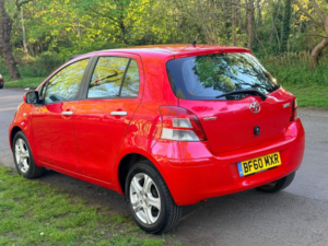 2010 Toyota Yaris 1.33 Dual Vvt-I Tr Euro 4 (s/s) 5dr in Red — image 5