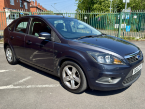 2010 Ford Focus 1.6 Zetec 5dr Auto in Grey — image 1