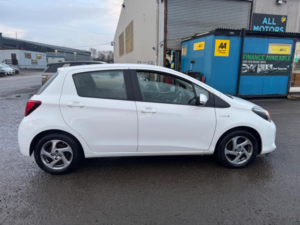 2015 Toyota Yaris 1.5 Vvt-H Icon E-CVT Euro 6 5dr in White — image 4