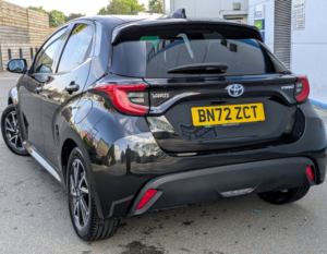 2022 Toyota Yaris 1.5 Vvt-H Design in Black — image 3