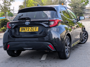 2022 Toyota Yaris 1.5 Vvt-H Design in Black — image 4