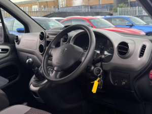 2011 Peugeot Partner Tepee 1.6 Hdi 8v Tepee Outdoor 5dr in Grey — image 3
