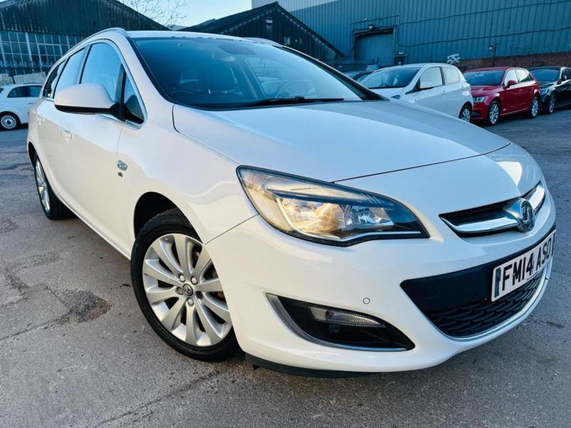 2014 Vauxhall Astra 1.6 16v Elite Sports Tourer Auto Euro 5 5dr in White — image 1