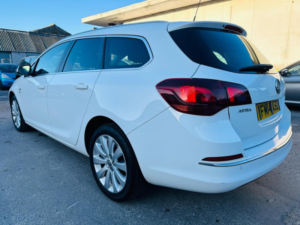 2014 Vauxhall Astra 1.6 16v Elite Sports Tourer Auto Euro 5 5dr in White — image 3