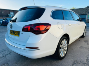 2014 Vauxhall Astra 1.6 16v Elite Sports Tourer Auto Euro 5 5dr in White — image 4