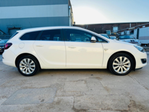 2014 Vauxhall Astra 1.6 16v Elite Sports Tourer Auto Euro 5 5dr in White — image 6