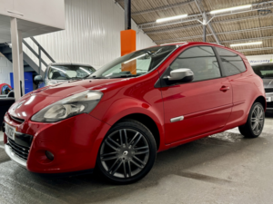 2012 Renault Clio 1.2 Dynamique Tomtom in Red — image 2