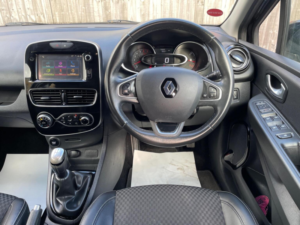 2016 Renault Clio 0.9 Tce Dynamique S Nav Euro 6 (s/s) 5dr in Black — image 2