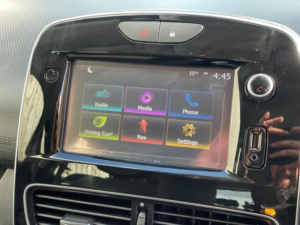 2016 Renault Clio 0.9 Tce Dynamique S Nav Euro 6 (s/s) 5dr in Black — image 3
