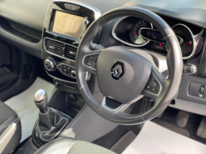 2016 Renault Clio 0.9 Tce Dynamique S Nav Euro 6 (s/s) 5dr in Black — image 4