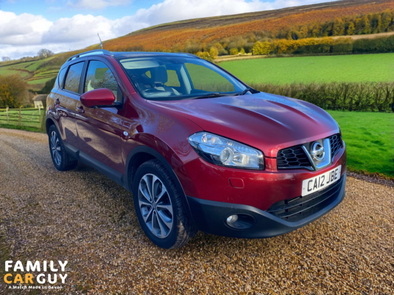 2012 Nissan Qashqai Hatch 1.5dci Tekna in Red — image 1