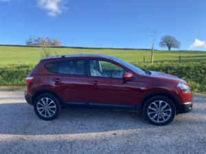 2012 Nissan Qashqai Hatch 1.5dci Tekna in Red — image 2