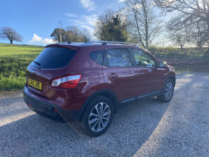 2012 Nissan Qashqai Hatch 1.5dci Tekna in Red — image 3