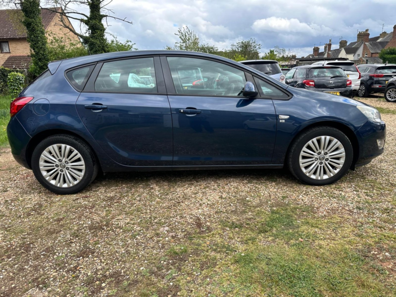 2011 Vauxhall Astra 1.7 Cdti Ecoflex Excite in Blue — image 1
