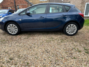 2011 Vauxhall Astra 1.7 Cdti Ecoflex Excite in Blue — image 3