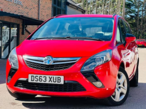 2013 Vauxhall Zafira Tourer 1.8 16v Exclusiv Euro 5 5dr in Red — image 3
