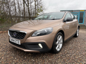 2014 Volvo V40 Cross Country 1.6 D2 Lux Euro 5 (s/s) 5dr in Bronze — image 2