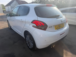 2016 Peugeot 208 1.2 Puretech Allure Euro 6 5dr in White — image 4