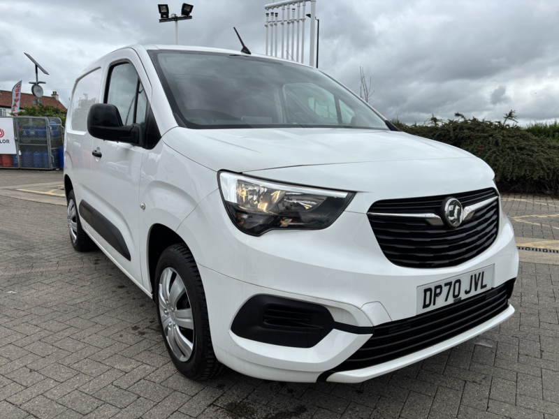 2020 Vauxhall Combo 1.6 Turbo D 2300 Sportive in White — image 1