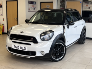 2017 MINI Countryman 1.6 Cooper S All4 Countryman in White — image 5