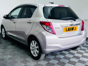 2011 Toyota Yaris 1.33 Dual Vvt-I Tr Multidrive S Euro 5 5dr in Pink — image 4