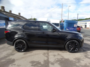 2021 Land Rover Discovery 3.0 D300 Mhev Se Auto 4WD Euro 6 (s/s) 5dr in Black — image 4