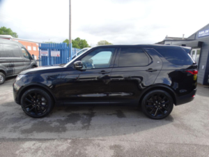 2021 Land Rover Discovery 3.0 D300 Mhev Se Auto 4WD Euro 6 (s/s) 5dr in Black — image 5
